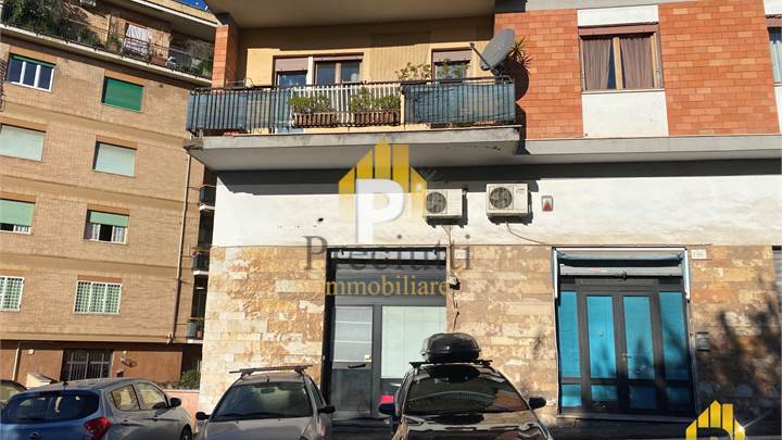 Commercial Premises / Showrooms for sale in Roma