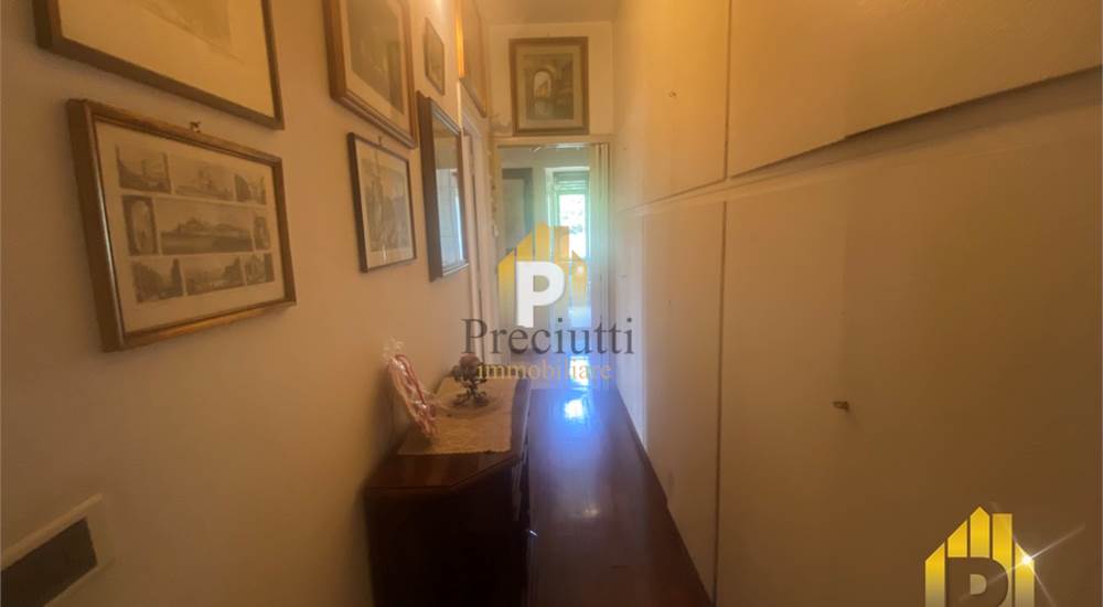 DISIMPEGNO CON ARMADIO A MURO